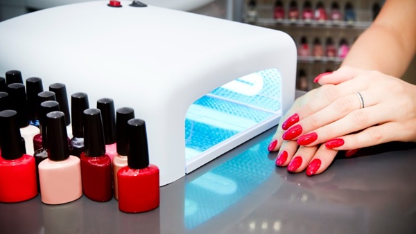 Dangers des lampes à UV utilisées pour les faux ongles